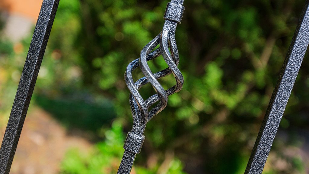 Oberflächenbehandlung der Gartentore aus Schmiedeeisen